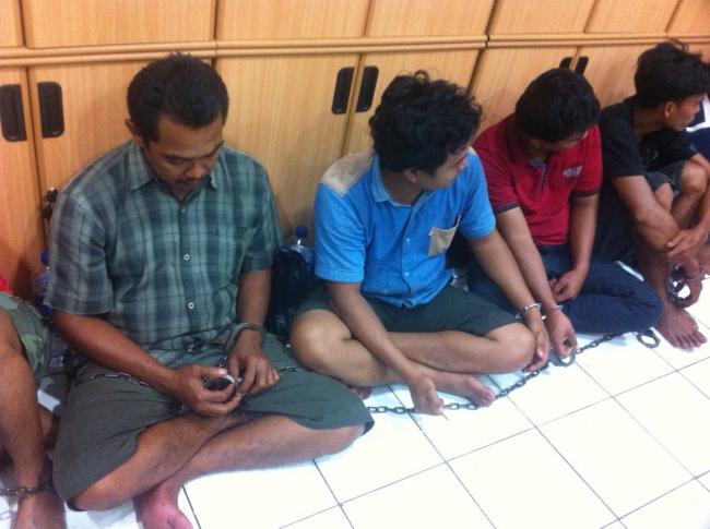 empat-pelaku-pembawa-minyak-illegal-diserahkan-ke-mapolresta-palembang